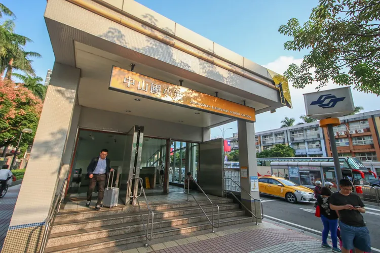 捷運中山國小站周遭近一年1500萬元內的住宅交易量達146件，位居第二，更是台北市唯一上榜的站點。永慶房產集團提供