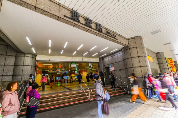 永庆房产集团表示,捷运景安站周遭1500万元内的住宅交易量近一年高达217件,位居第一。 永庆房产集团提供
