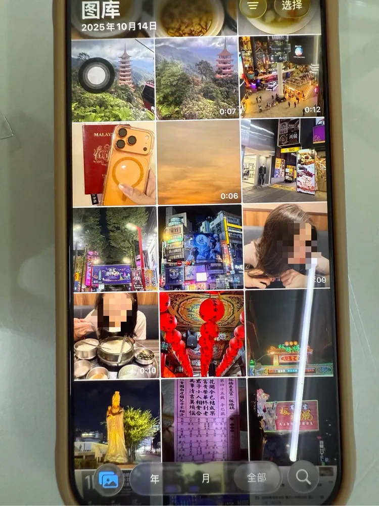 林男使用最新的iPhone 17 Pro，且手機中存有多張國內外旅遊照片。民眾提供