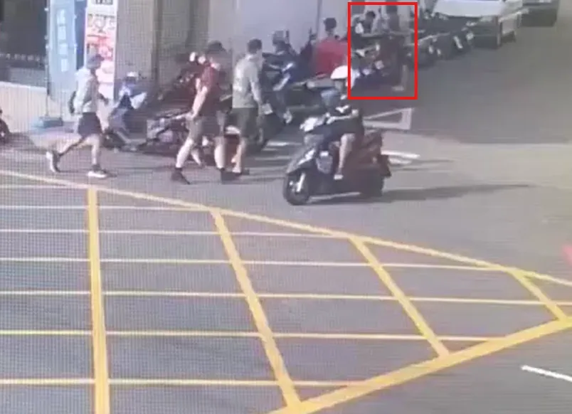 林男出面取款。民众提供