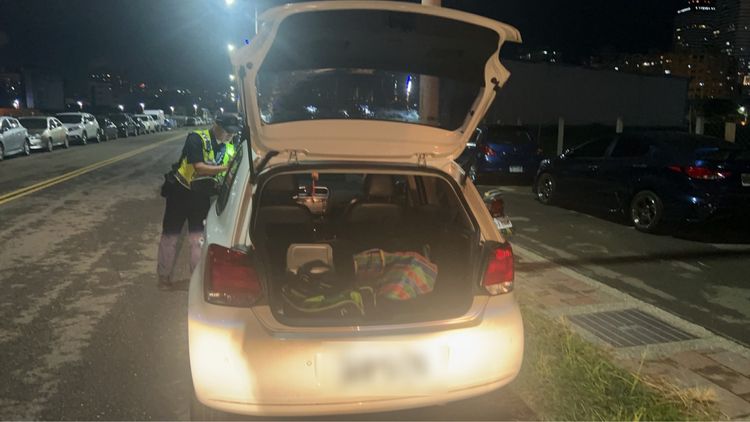 後車廂大開!筆電還放裡面 台中警巡邏經過急電車主