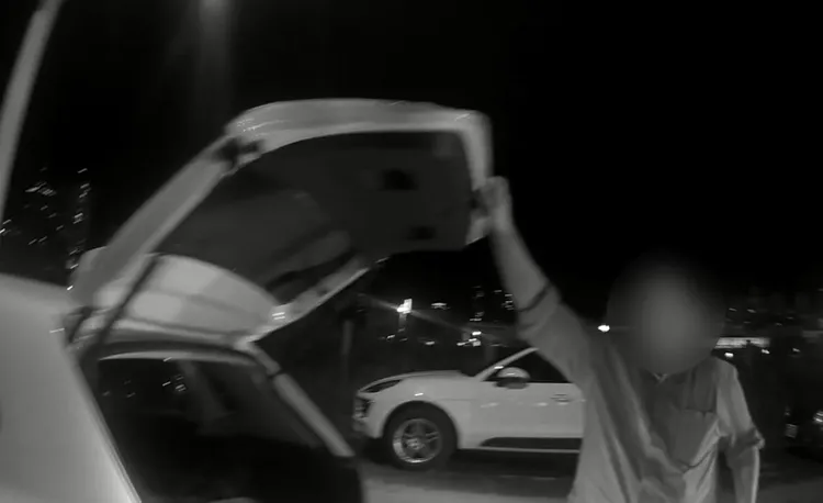 林男工作忘了關上後車廂，警方巡邏經過通知他回現場關上。翻攝畫面