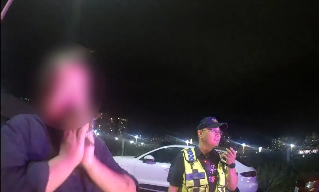 林男工作忘了关上后车厢,警方巡逻经过通知他回现场关上。翻摄画面
