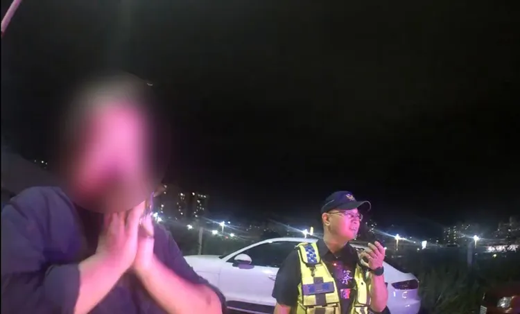 林男工作忘了關上後車廂，警方巡邏經過通知他回現場關上。翻攝畫面