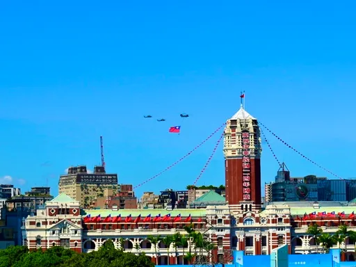 歡慶雙十國慶!CH-47SD直升機吊掛巨幅中華民國國旗與總統府同框