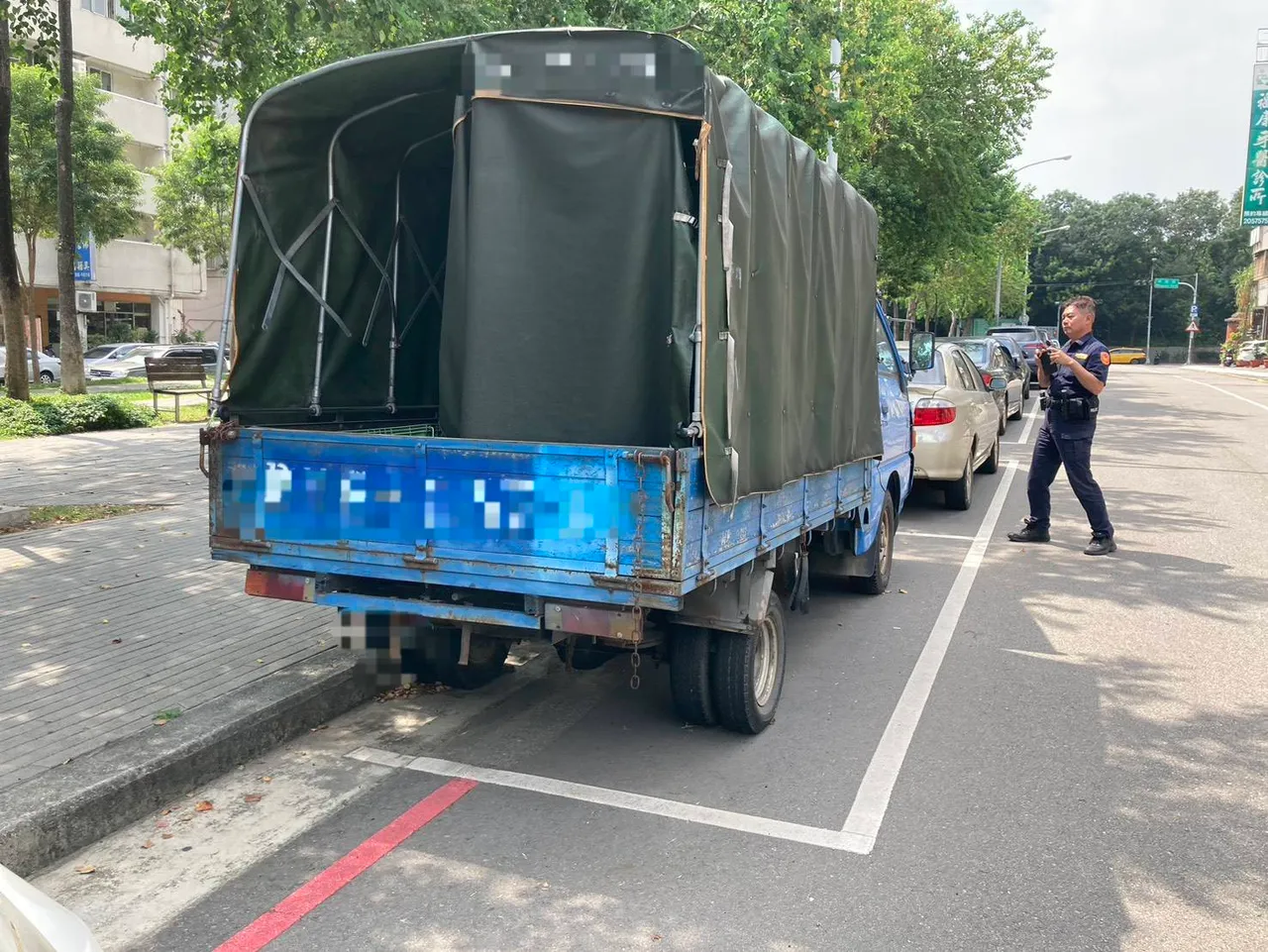 无牌车占用路边停车格,除依法拖吊,还可再处3600元以上36000元以下罚锾。警方提供