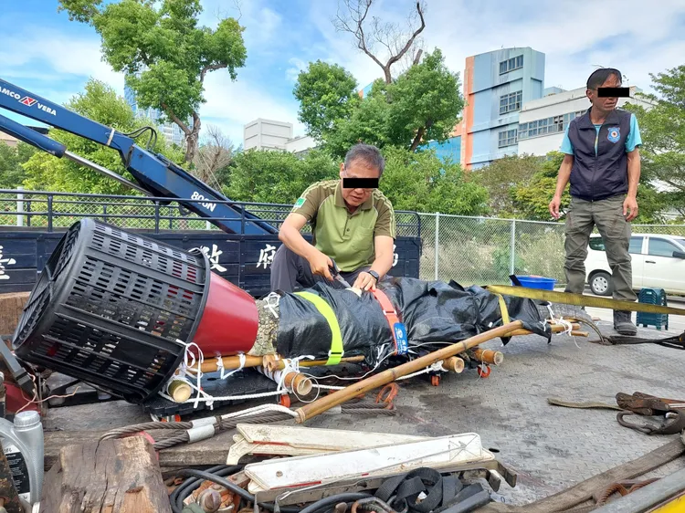 動保處人員現場監測鱷魚狀況，並協調運返嘉義飼養場。台北市動保處提供