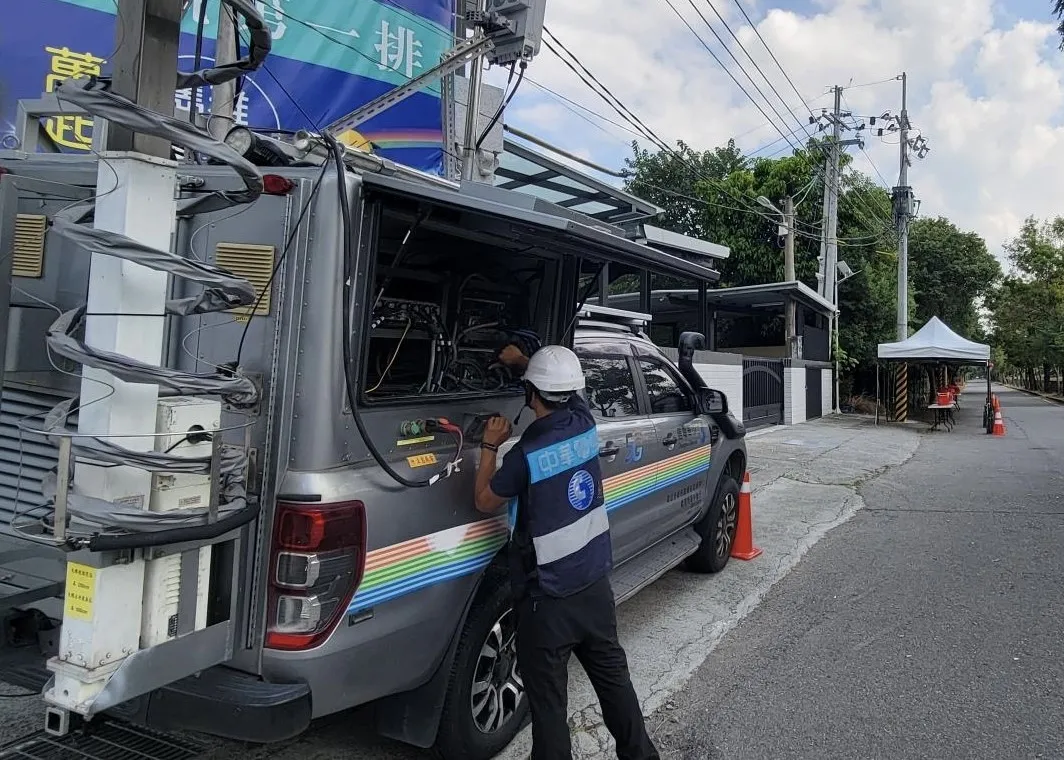中华电信于国庆烟火,出动基地台行动车与工程师至现场支援。中华电信提供