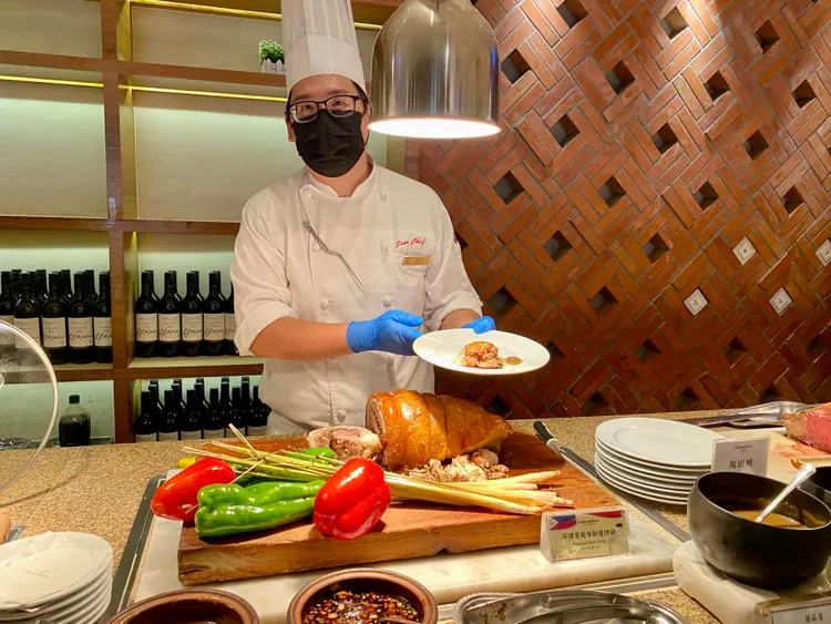 一般吃到飽最主打的現切肉排，這次菲律賓美食節則有大份量的「菲律賓風味勒瓊烤豬」。莊偉祺攝