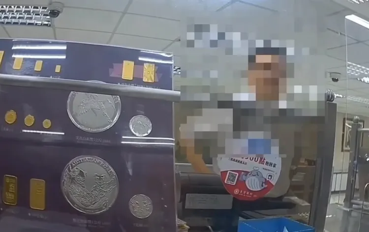 銀行員認為有詐通報警方。翻攝畫面