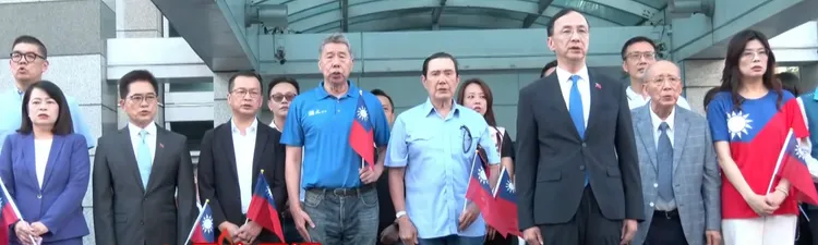 國民黨中央今天一早在中央黨部，自辦中華民國114年國慶升旗典禮，前總統馬英九、前黨主席吳伯雄都到場唱國歌。李俊毅翻攝
