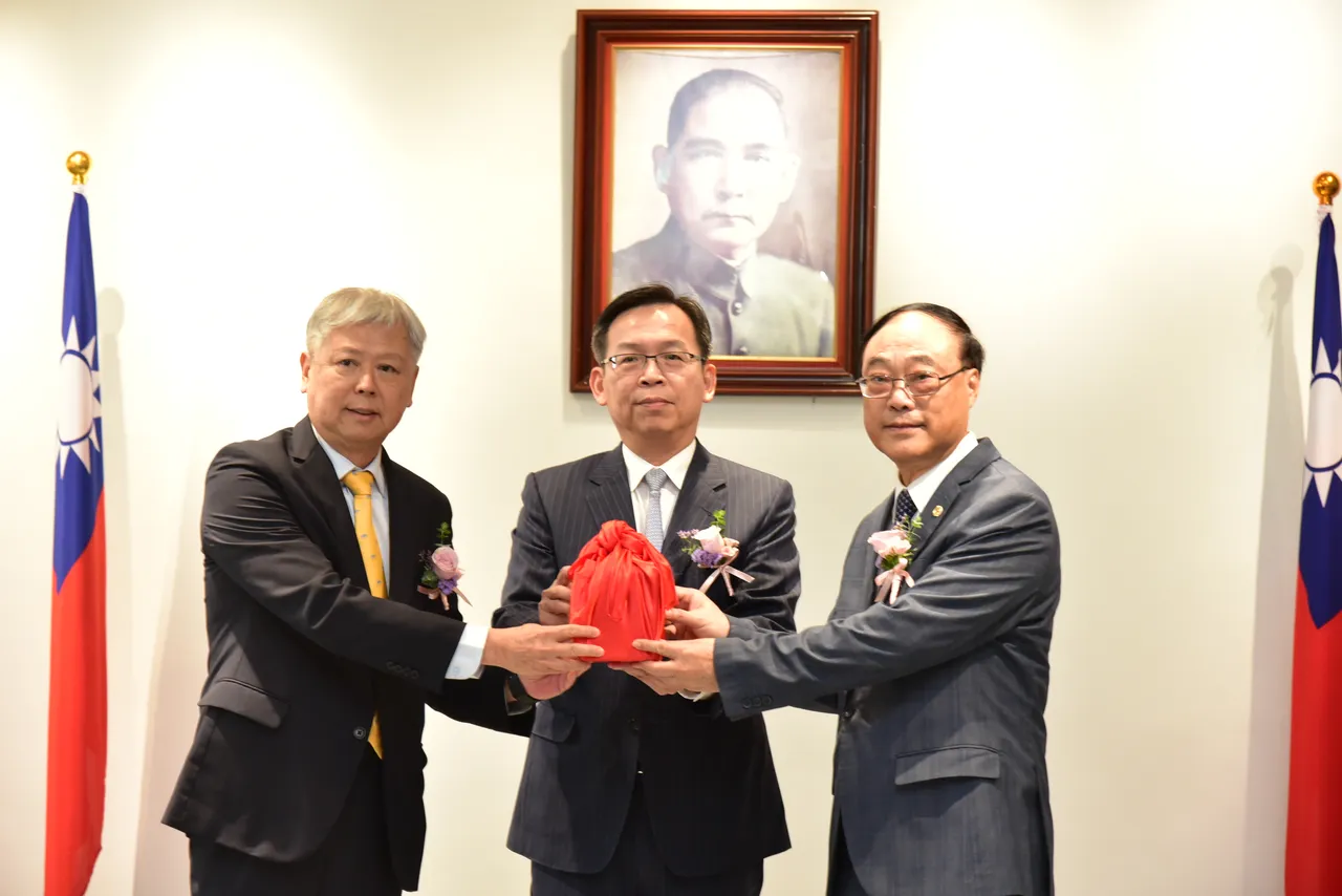 港务公司卸、新任董事长交接印信。左边为卸任董事长李贤义,中间为监交人交通部常务次长林国显,右边为新任董事长周永晖。港务公司提供