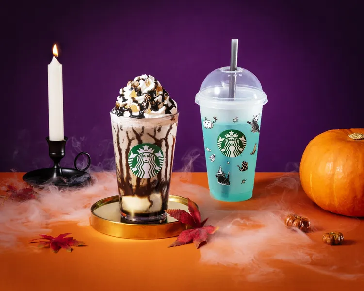 期間購買特大杯夜幕狂想曲星冰樂搭配20oz萬聖冷變TOGO冷水杯，即可享有組合套餐優惠價400元。星巴克提供