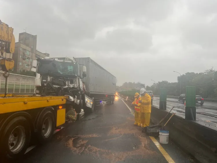 國道1號北向12.4公里處（汐止路段）今（21）日清晨發生一起死亡車禍。讀者提供