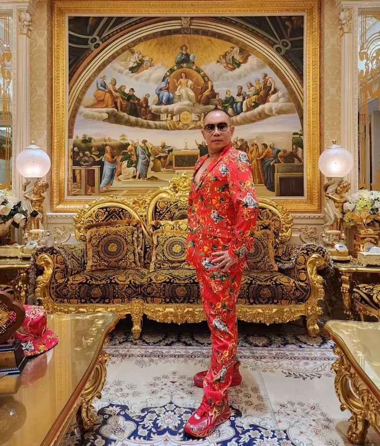 胡漢龑打造的豪宅金碧輝煌。翻攝啟德機械起重工程臉書