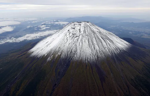 气候错乱?日本今夏史上最热 富士山却提前「戴雪帽」