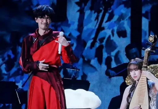 周传雄女儿「戴假发」也美成这样! 超高颜值征服中国网友