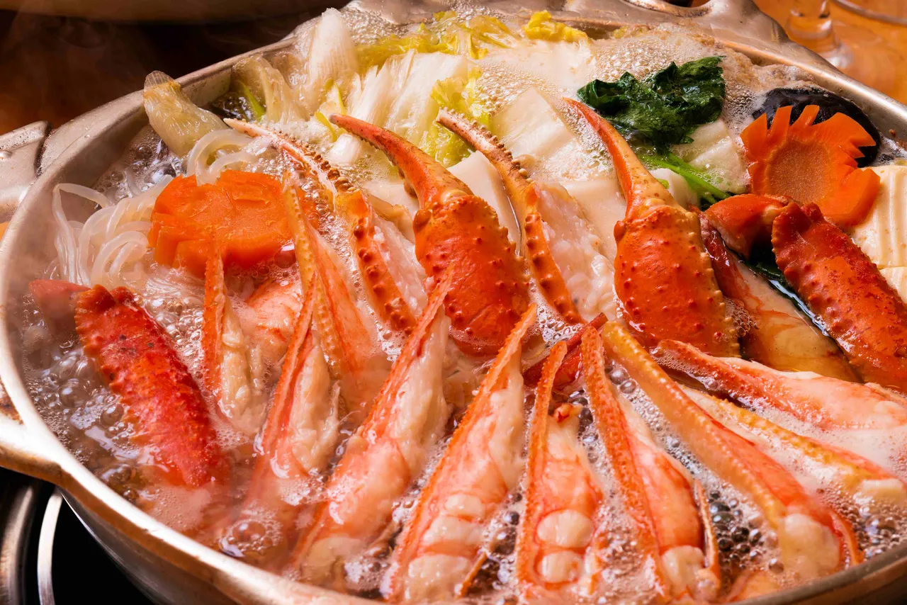 当季秋蟹火锅,享受丰富美味的秋日料理。大阪观光局提供