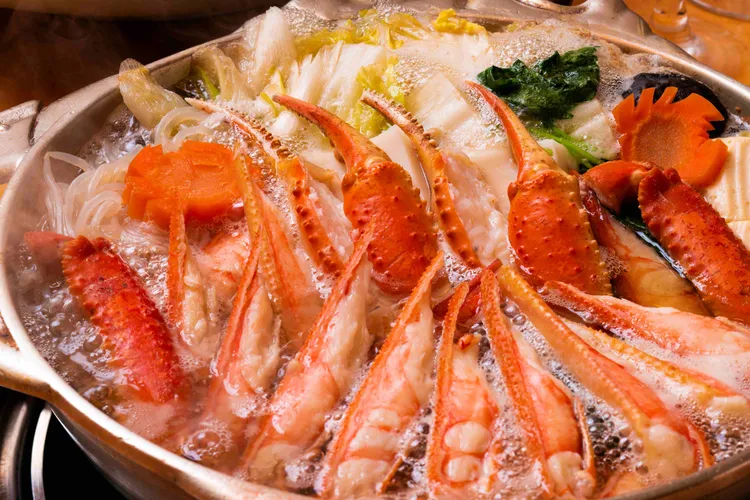 當季秋蟹火鍋，享受豐富美味的秋日料理。大阪觀光局提供