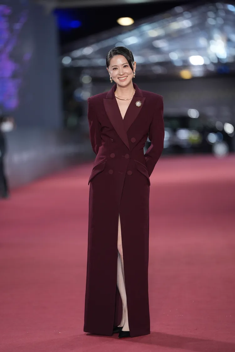 林予晞以裙裝的開衩設計，在行走間秀出優雅Condora高跟鞋。攝影中心攝