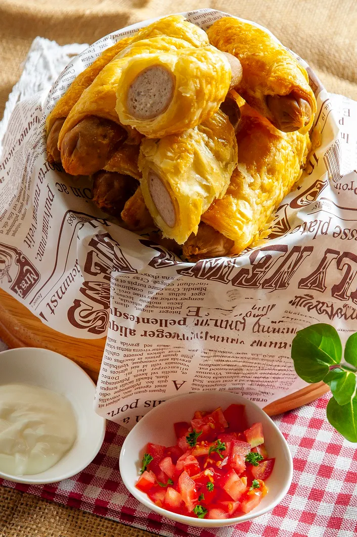 「酥皮小熱狗」將鹹香迷你熱狗包入金黃酥皮中，一口一個酥脆可口，是派對聚餐的人氣小點。台北凱撒大飯店提供