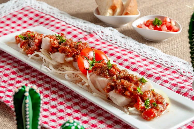 「番茄莎莎魚」選用鮮嫩魚排佐上自製莎莎醬，番茄酸香清爽，交織出墨西哥料理的陽光風味。台北凱撒大飯店提供