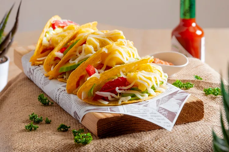 「墨西哥炸魚塔可餅」以現炸酥脆魚柳搭配蔬菜與香濃醬料，包入手工玉米餅，一口咬下，層層風味綻放。台北凱撒大飯店提供