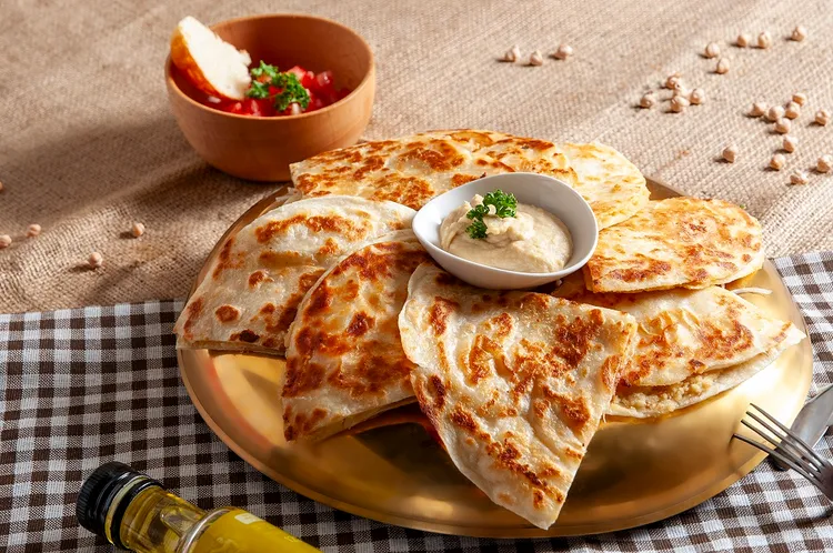 「墨西哥雞豆餅」外層香煎至酥，內餡綿密，是墨西哥市集中最具家常風味的經典小吃。台北凱撒大飯店提供