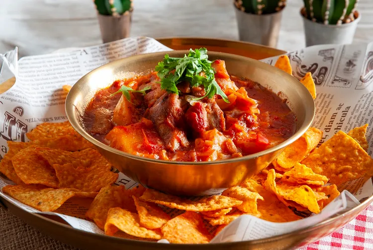 「墨西哥燉雞佐玉米餅」以慢火燉煮入味的雞肉搭配手工玉米餅，香料與肉汁交融，溫潤飽滿。台北凱撒大飯店提供