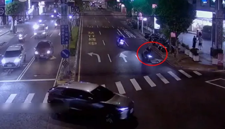 沒戴安全帽的林男心虛逃逸。警方提供