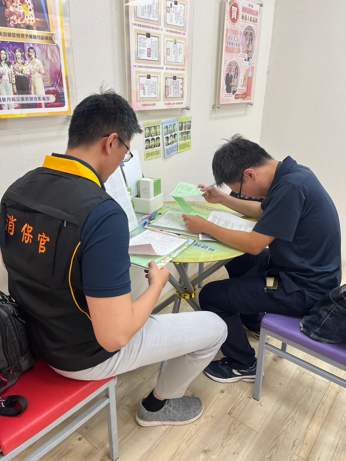 稽查人员进入爱妮雅民权西门市及欣洋门市,检视消费契约内容。台北市法务局提供