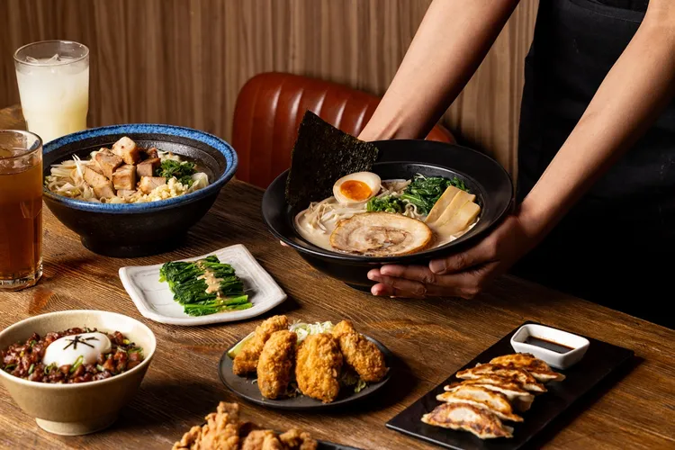 樂麵屋兼具職人氛圍與舒適質感的用餐空間。業者提供