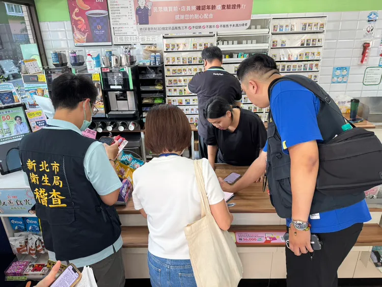 加熱菸上市但未依規定標示尼古丁含量，新北市府派員查緝要求下架。新北市府提供
