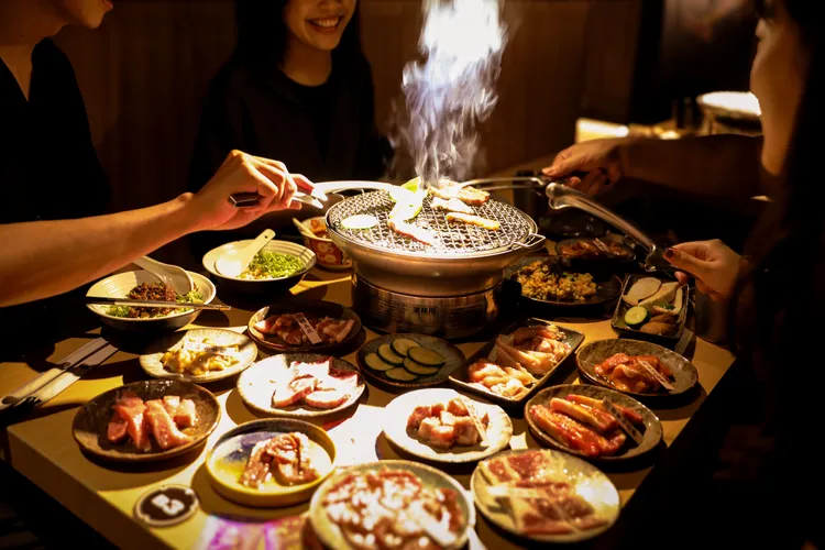築間餐飲集團旗下燒肉品牌不僅有日式、韓式個人燒烤，還有適合多人聚餐吃到飽型態，提供消費者連假家人、朋友團選擇。業者提供