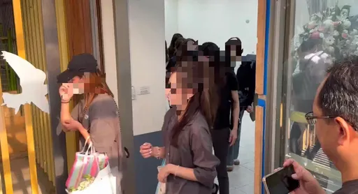 长荣女空服员遗体火化 亲友同事落泪献花送最后一程