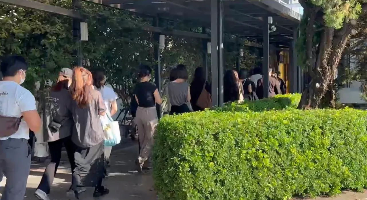 孙姓空姐今天举行告别式,生前亲友、同事都来替她送行。读者提供