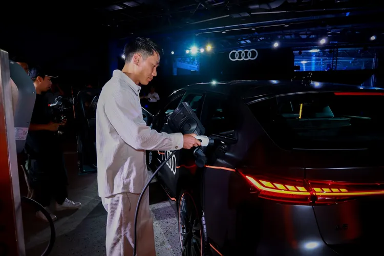 EVOASIS 全台最大充電網串聯奧迪授權經銷，提供 EMS 相容家用樁，助車主「買車—裝樁—充電—生活」一站到位，帶動台灣奧迪純電布局升級。業者提供