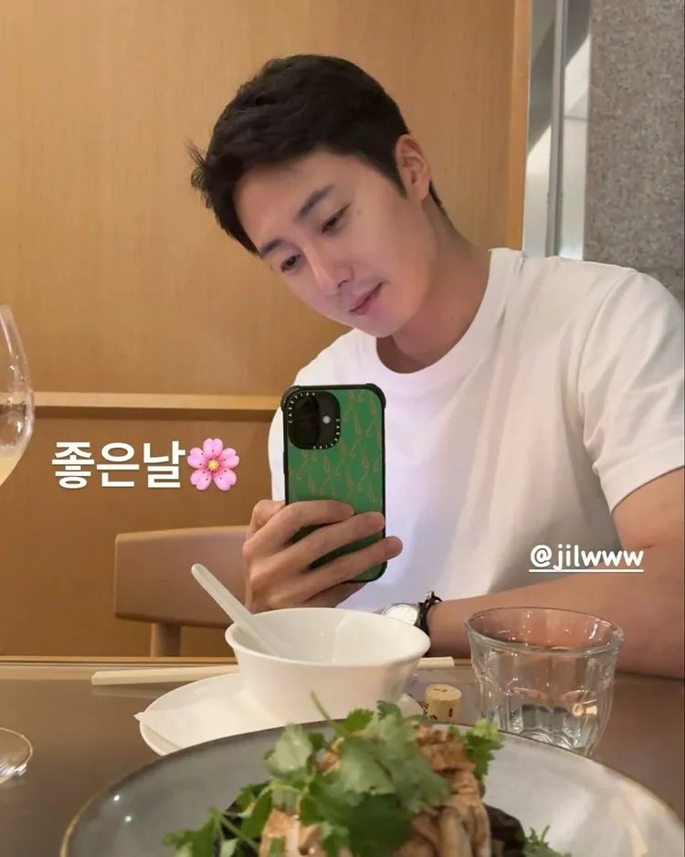 丁一宇使用綠色手機殼，拍著對面的人。翻攝丁一宇IG