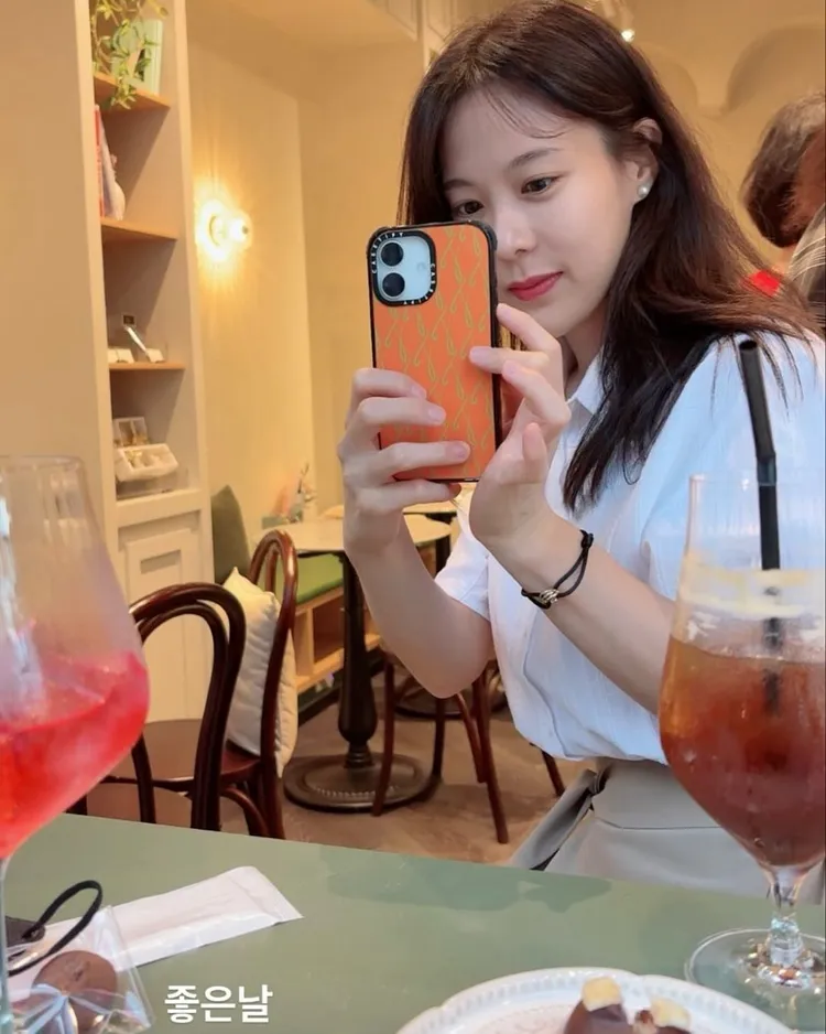 美女CEO朴智秀看起來跟丁一宇在同場地互拍，橘色手機殼看起來是情侶配件。翻攝丁一宇IG