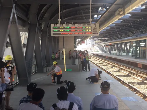 台鐵台中五權站員工落軌 疑遭旅客惡意推落月台!鐵警偵辦中