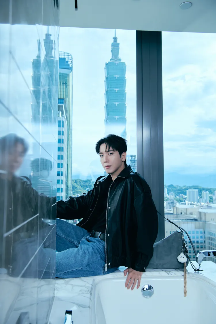 鄭容和以101作為背景，搭配小籠包吊飾，詮釋出「在地感性」。品牌提供