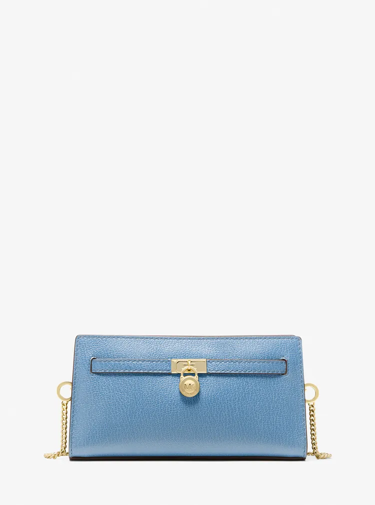 Michael Kors Hamilton藍色小型肩背包，7900元。品牌提供