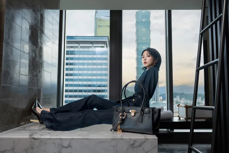 邵雨薇也拍攝了Michael Kors形象片。品牌提供