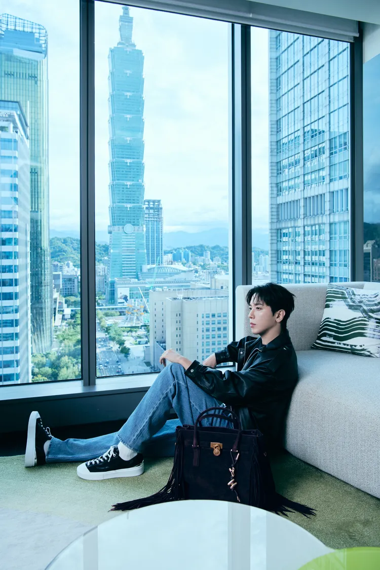 鄭容和根本在拍飯點寫真。品牌提供