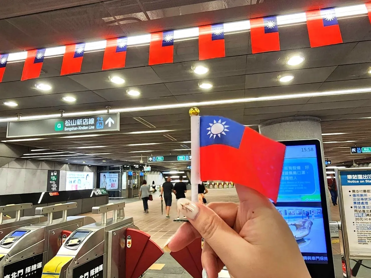 捷運大廳懸掛國旗與紅藍白裝飾,節慶氣息濃厚。台北捷運公司提供