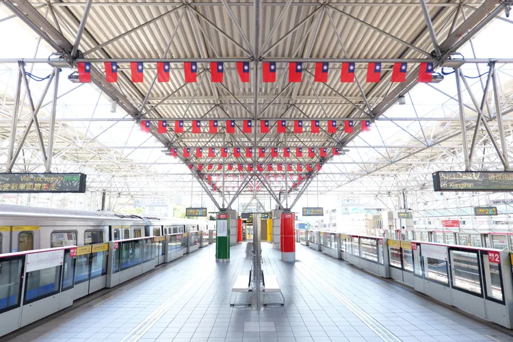 台北捷運多站掛滿青天白日滿地紅，與旅客一同歡慶雙十國慶。台北捷運公司提供