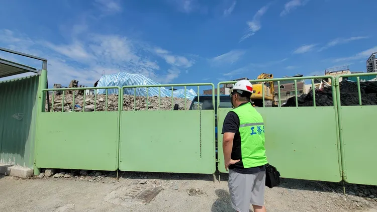 高市工務局派員稽查，當場開出9萬元罰單，勒令停工並限期改善。工務局提供