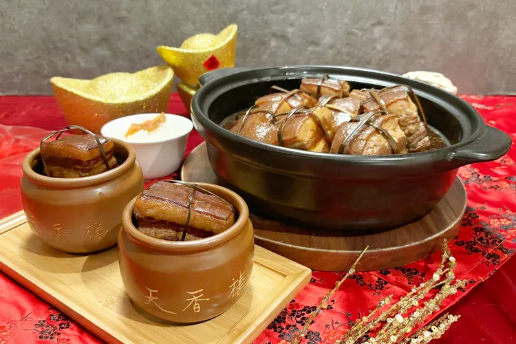 米其林一星天香樓經典杭菜「罐香花雕東坡肉」，開蓋酒香撲鼻，歡宴必嚐。業者提供