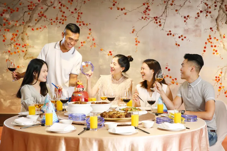 專案免費提供全方位影音娛樂設備，與摸彩箱、派對道具，貼心滿足企業聚餐需求。業者提供