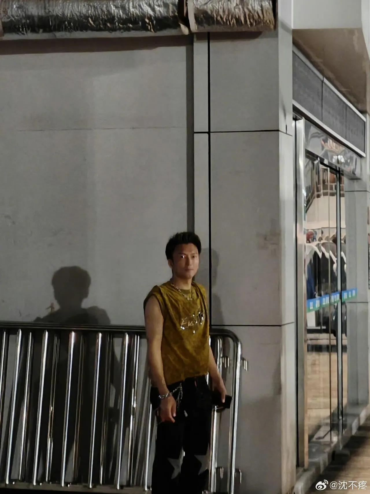 山寨谢霆锋与本尊激似度超高。摘自微博